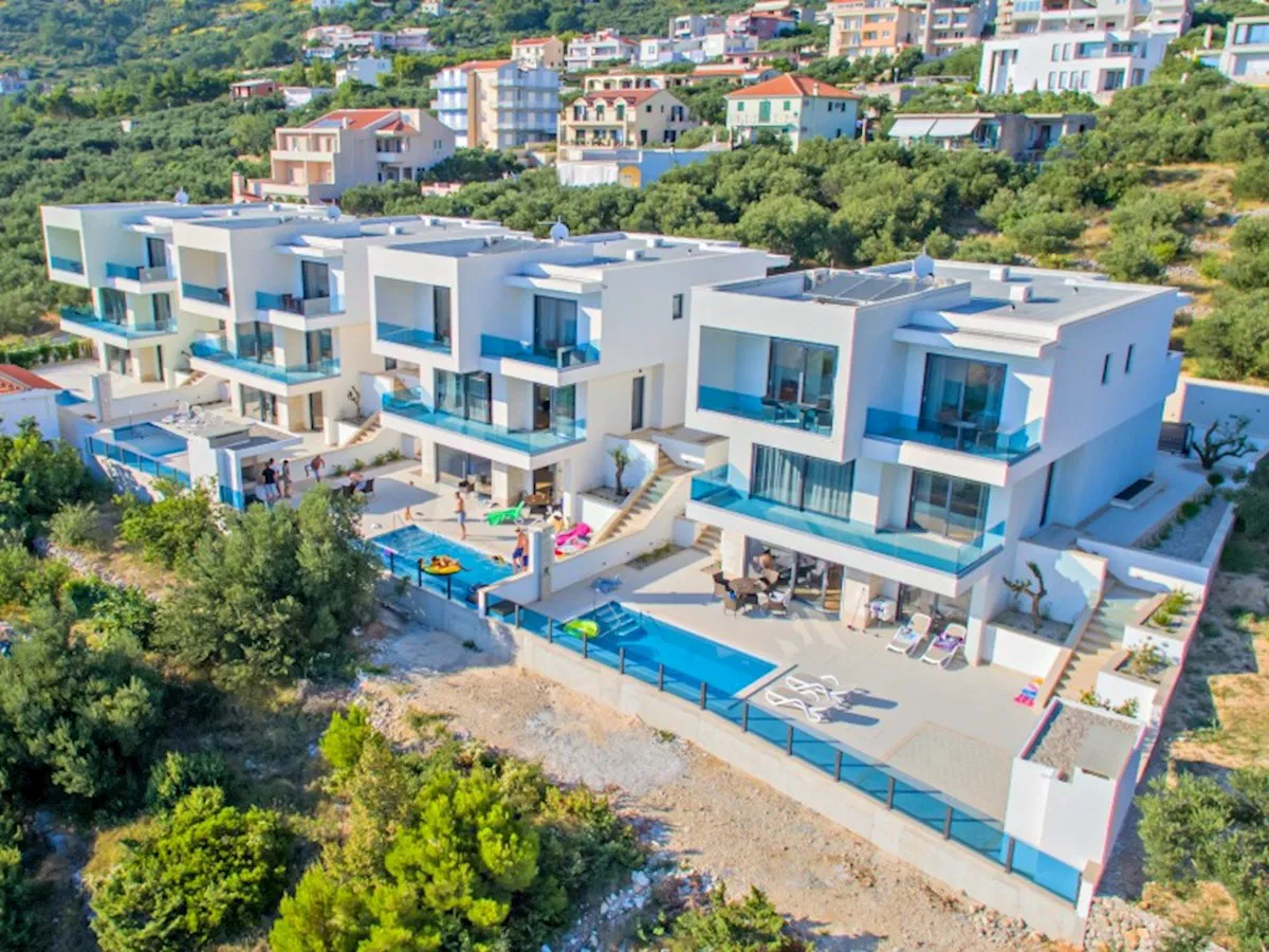 Moderna vila s bazenom i prekrasnim pogledom na more u Velikom Brdu