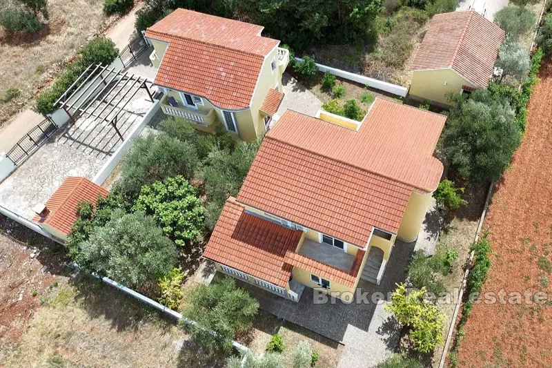 Due case indipendenti con un ampio giardino – 2
