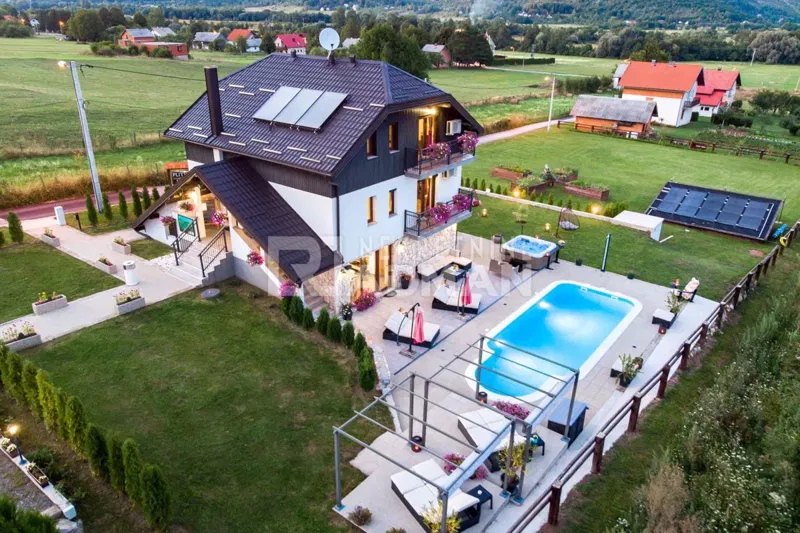 LIKA- PLITVIČKA JEZERA - LUKSUZNA KUĆA S BAZENOM  I VEĆIM  VRTOM