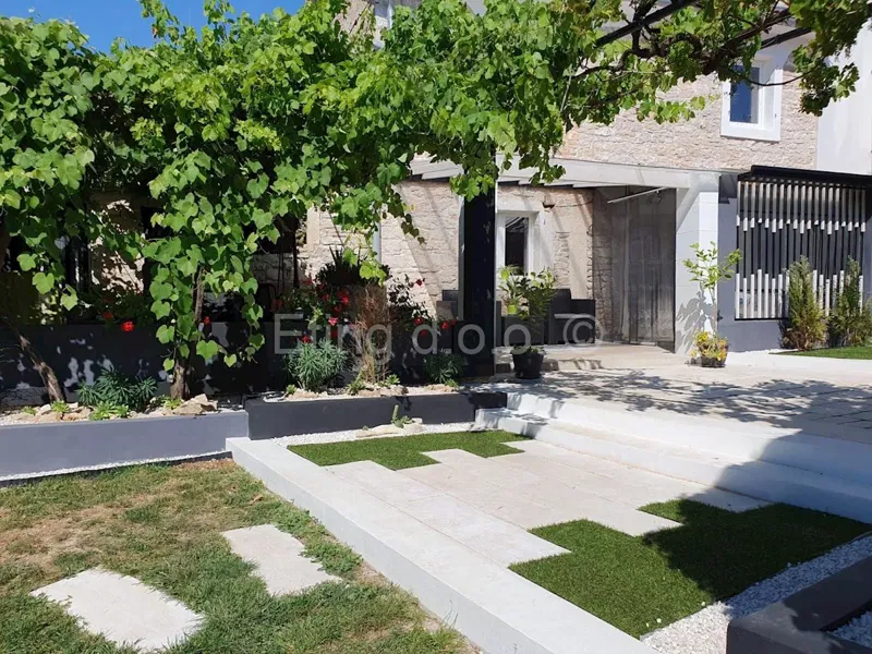 Zminj! Rarity! Decorated, newly renovated house with building plot. – 3