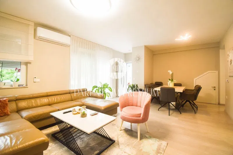 Excellent house with 3 apartments not far from Poreč in a quiet location – 3