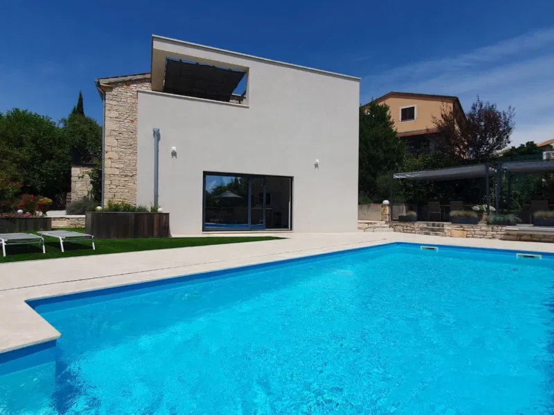 Villa with Pool and Auxiliary Building with Double Garage, Summer Kitchen, and Additional Apartmen. Luxurious Oasis Near Poreč. – 2
