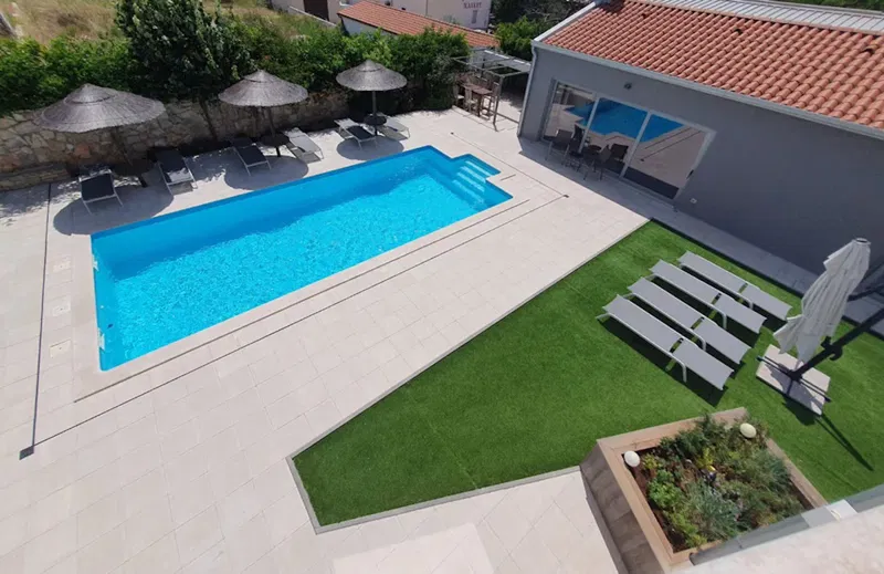 Villa with Pool and Auxiliary Building with Double Garage, Summer Kitchen, and Additional Apartmen. Luxurious Oasis Near Poreč. – 3