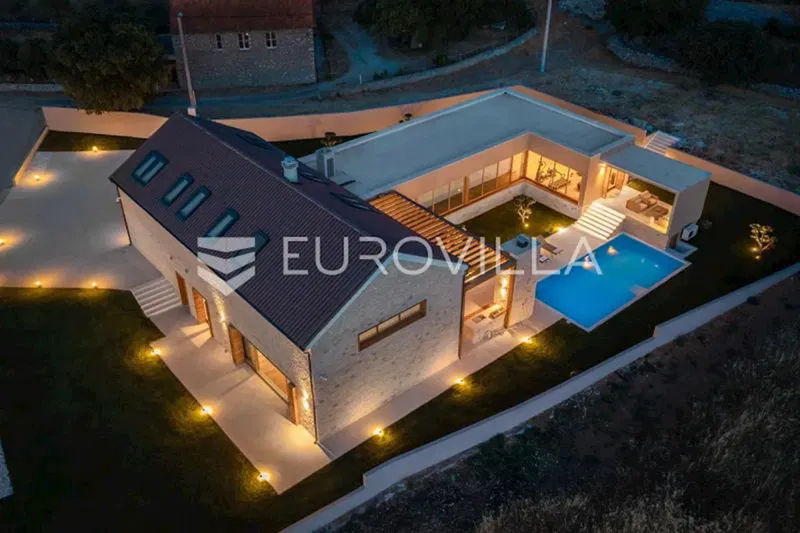 Šibenik, Danilo Kraljica, jedinstvena moderna vila