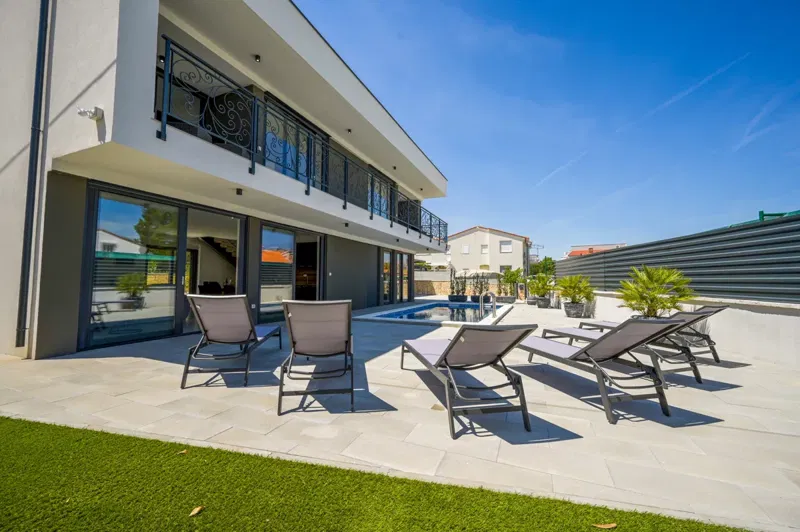 Eine schöne freistehende Villa mit Swimmingpool