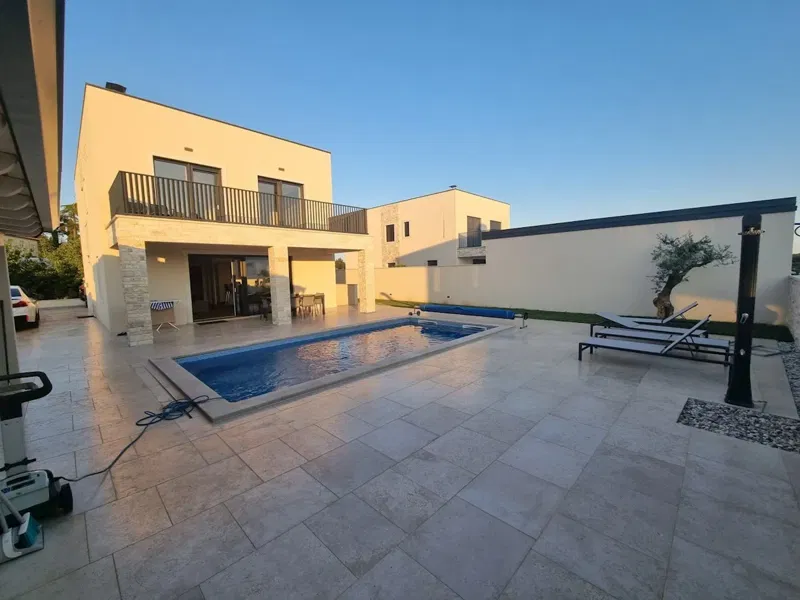 A modern villa with a pool and a view of the sea in the vicinity of Savudrija – 3