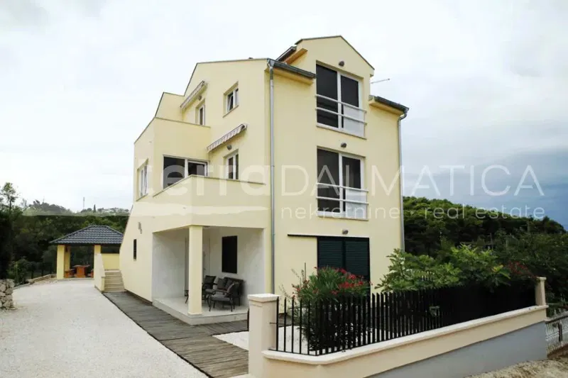 Kuća u Dragama – 3 apartmana, 270 m od mora