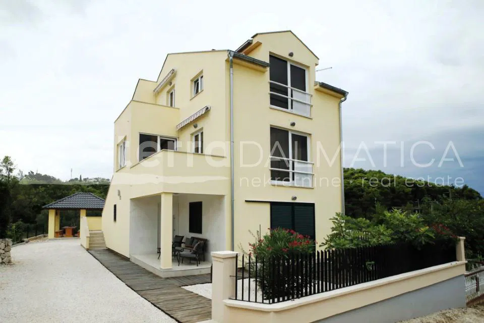 Kuća u Dragama – 3 apartmana, 270 m od mora
