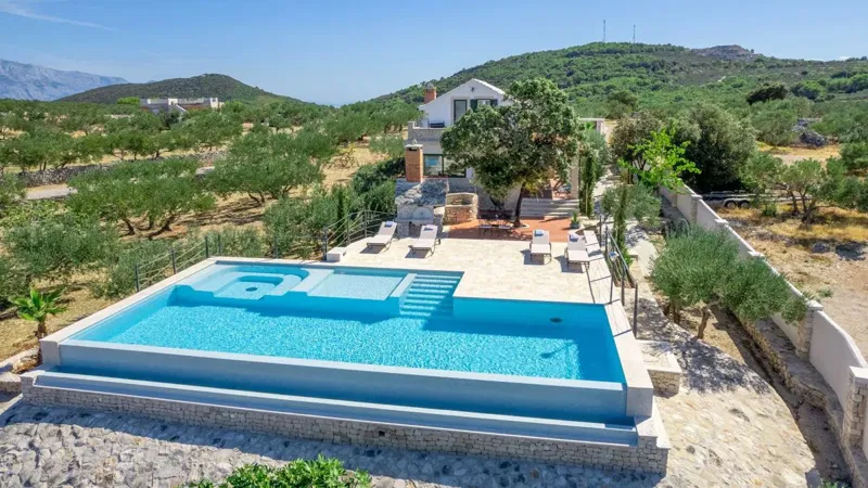 A beautiful house with a pool and a unique view – 2