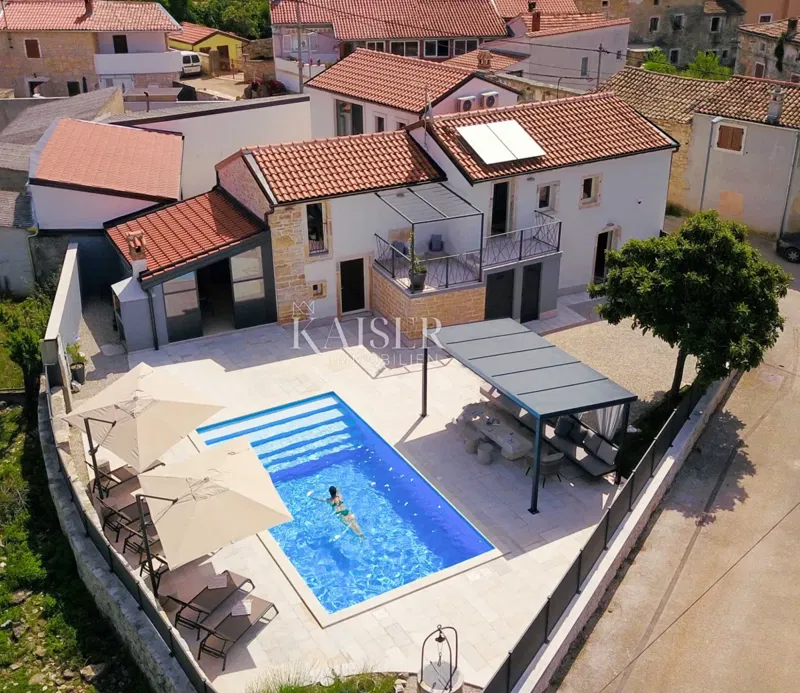 Isztria, Sv. Lovreč kővilla medencével – 2