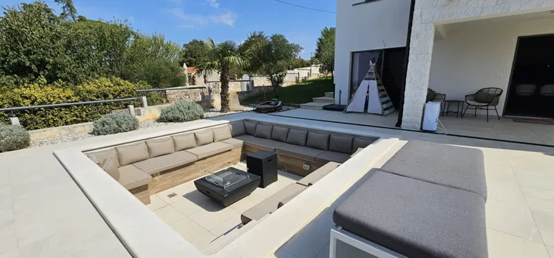 Villa with pool + apartment – 3