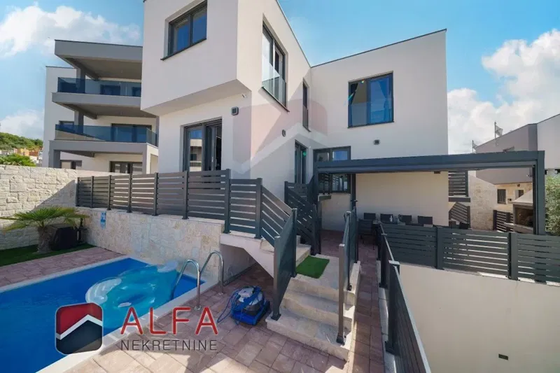 Vodice, moderno appartamento su due piani in vendita, con piscina e vista mare – 2