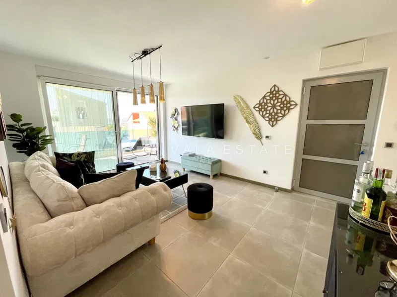 MODERN THREE-ROOM APARTMENT WITH POOL AND SEA VIEW – 2