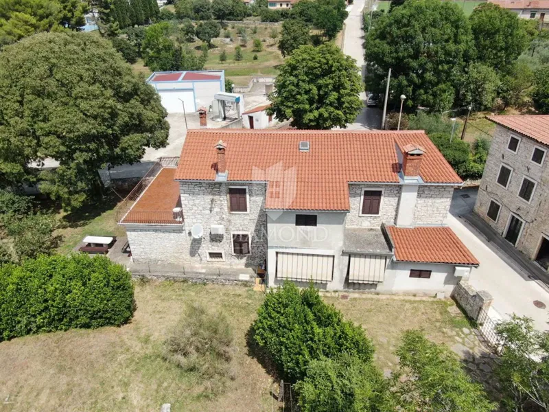 Kanfanar, authentic old stone house in the heart of the village with a garden – 3