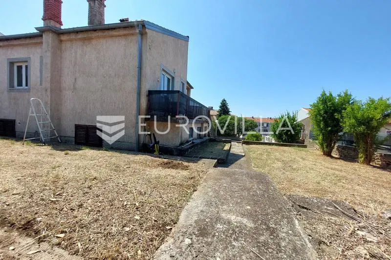 Istria, Pula, detached house in the center with garden and garage – 2