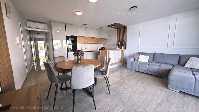 Malinska, vonzó apartman medencével és tengerre néző kilátással! – 2
