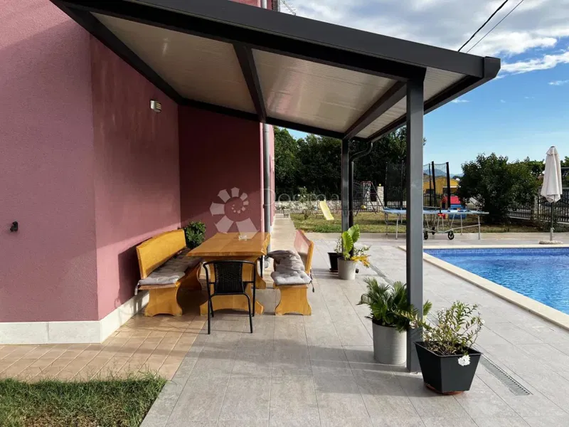 DOM Z DWOMA APARTAMENTAMI I BUDYNKIEM POMOCNICZYM - LABIN – 2