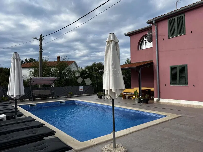 DOM Z DWOMA APARTAMENTAMI I BUDYNKIEM POMOCNICZYM - LABIN – 3
