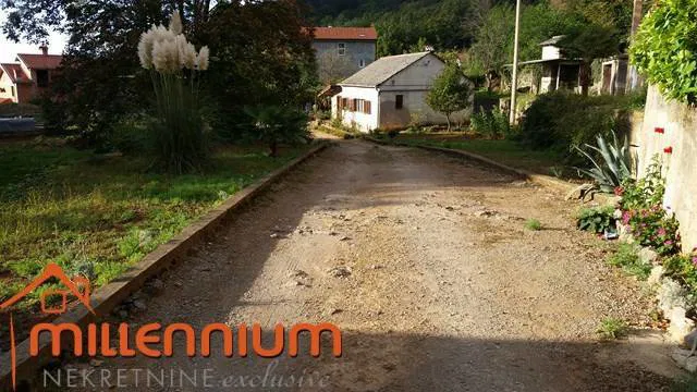 GRAĐEVINSKO ZEMLJIŠTE S 2 KUĆE I PUNO OPCIJA – 2