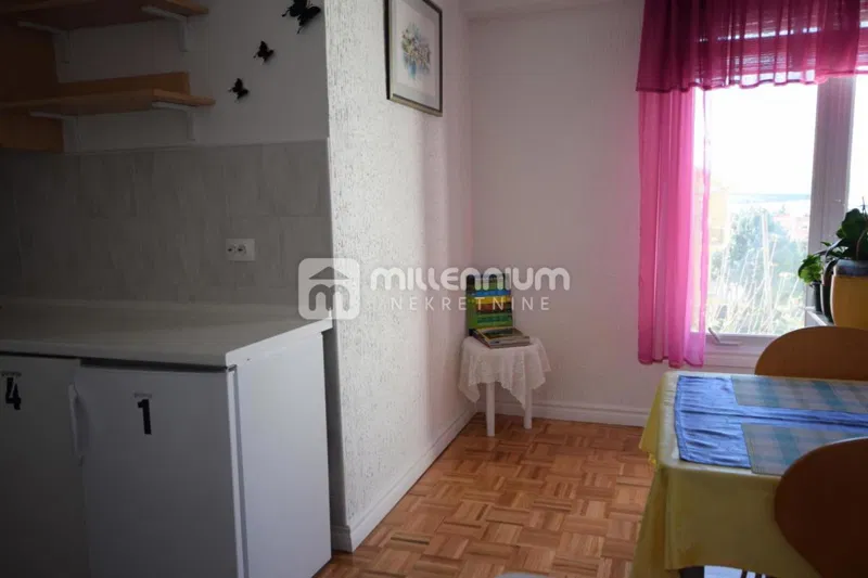 Otok Krk, Malinska, kuća s 3 stana, garažom i okućnicom – 3
