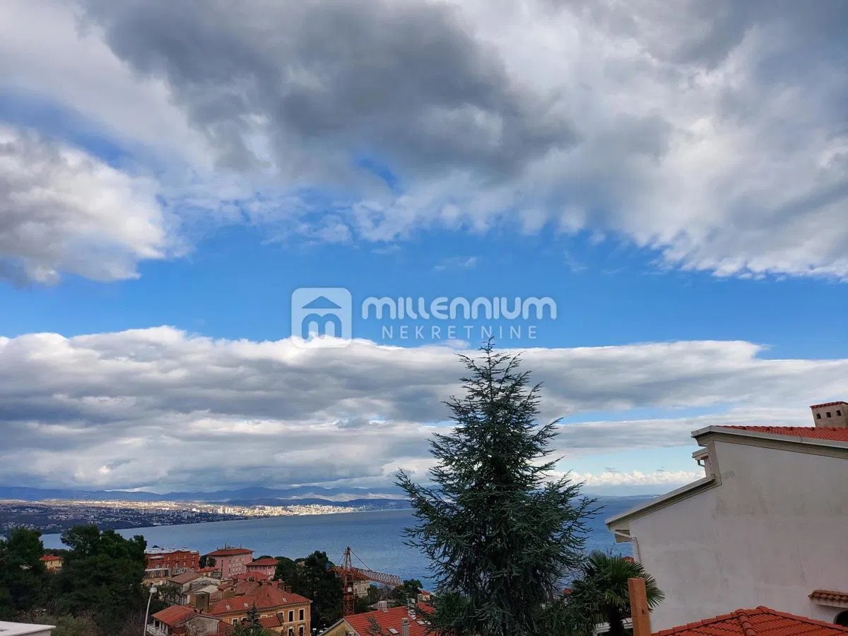 Opatija, hotel u izgradnji s pogledom na more