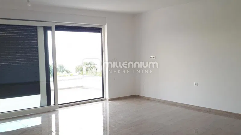 Otok Krk, Malinska, novogradnja, 3s+db, 88.42m2, bazen – 2