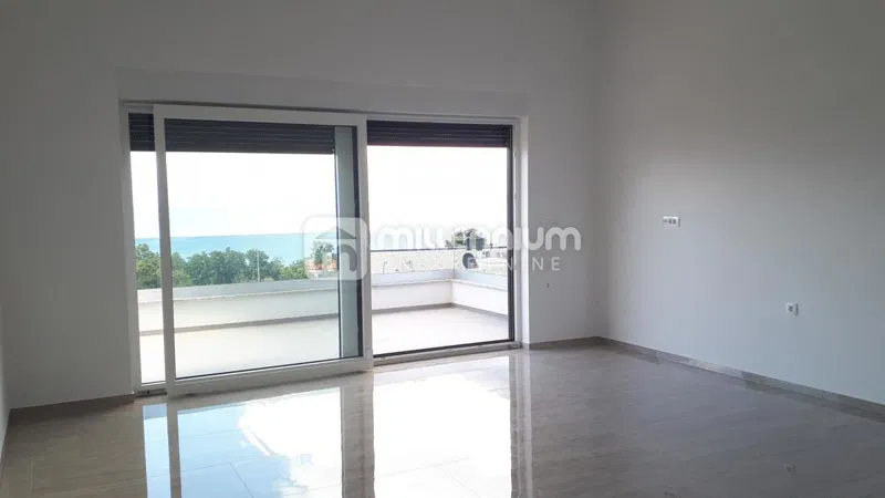 Otok Krk, Malinska, novogradnja, 3s+db, 87.57m2, bazen – 2