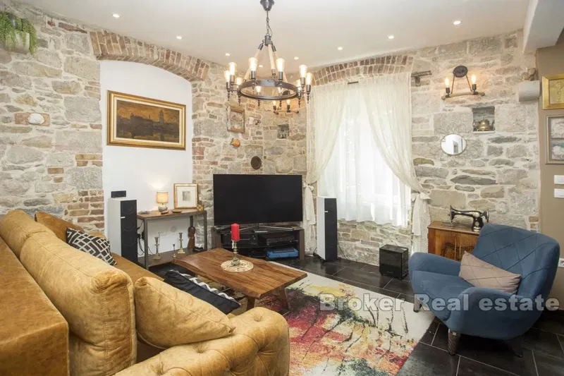 Casa in pietra con cortile in ottima posizione – 2
