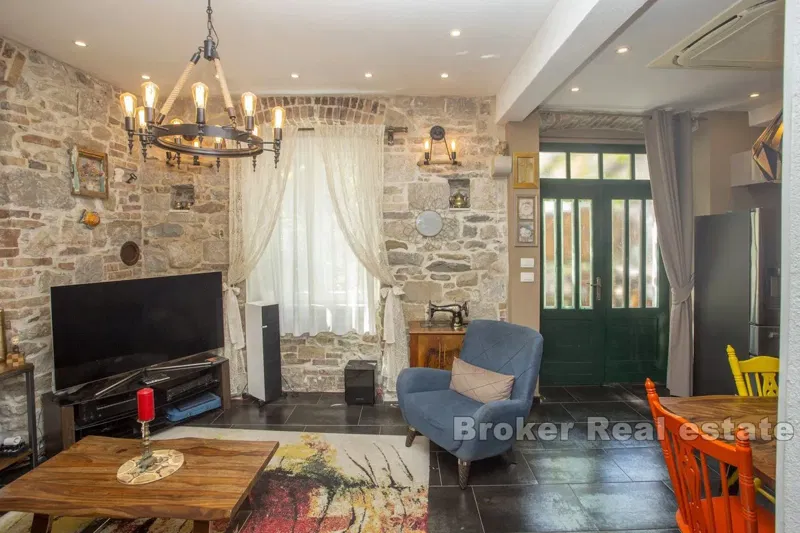 Casa in pietra con cortile in ottima posizione – 3