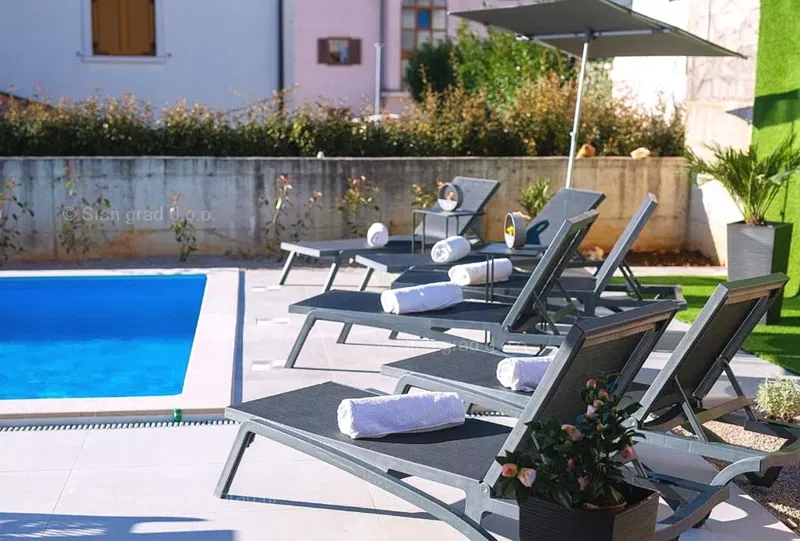Malinska, appartamento su due piani con piscina e giardino! – 2