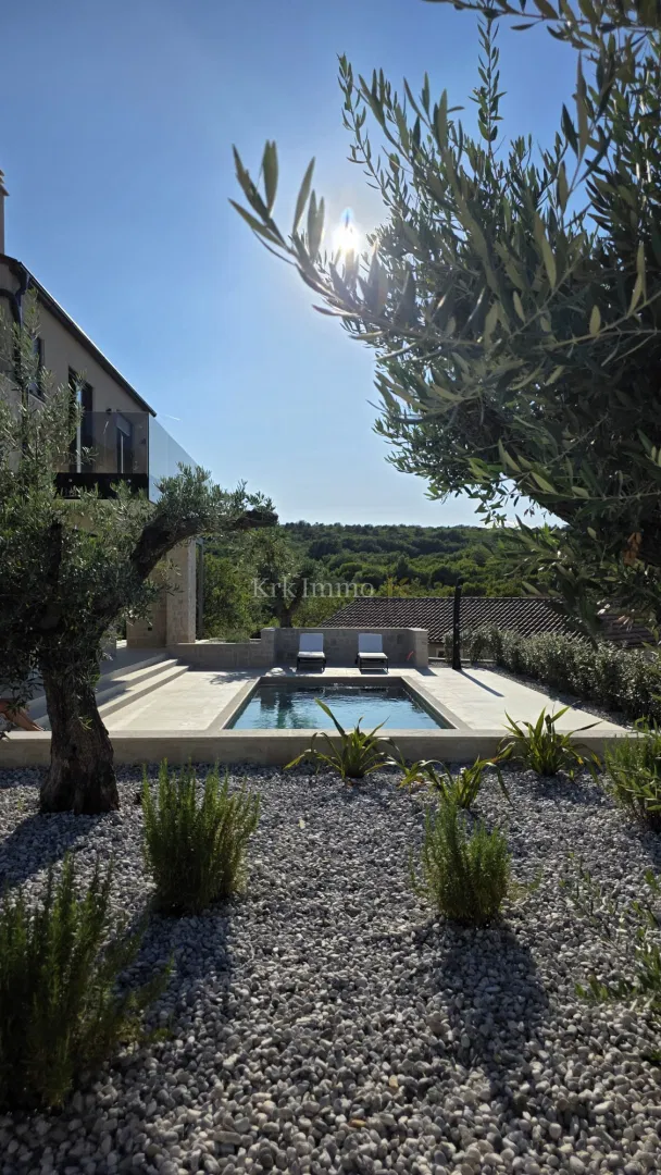 Mediteranska vila z bazenom le 100 m od plaže! – 2
