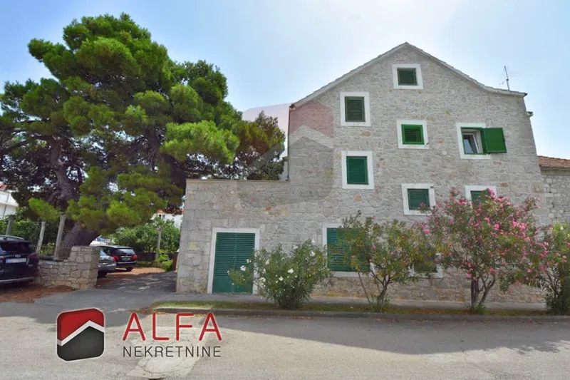 Croazia, Vodice, Srima, in vendita grande casa in pietra con cortile, 30 m dal mare, vista mare – 3