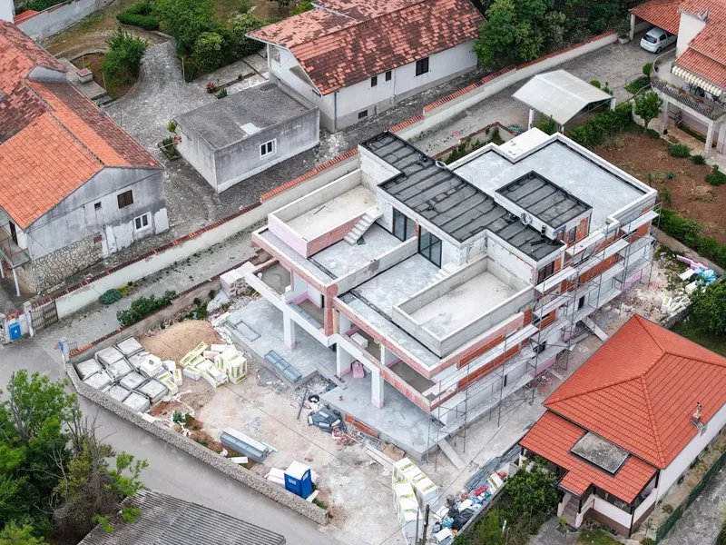 NEUBAU – Luxusimmobilie im Zentrum von Jezera mit 4 Schlafzimmern und einem Pool auf dem Dach