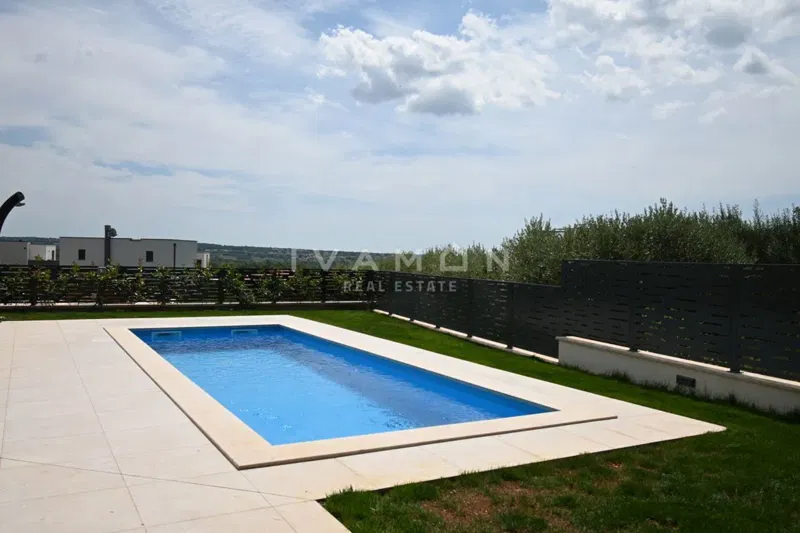 Beautiful three-bedroom apartment with a pool – 3