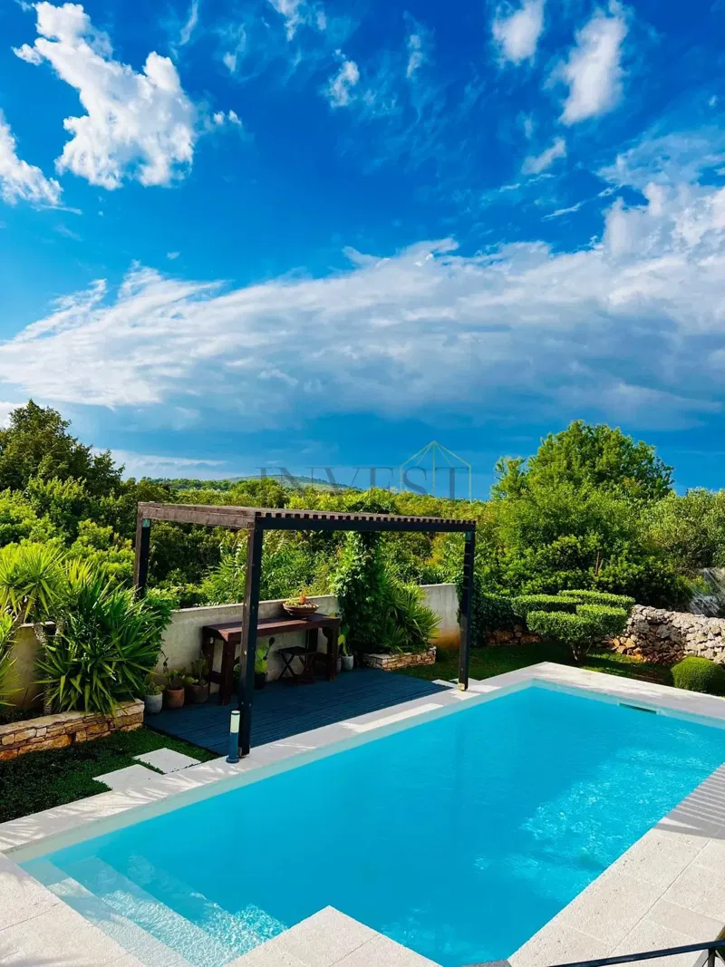 SOLTA, GORNJE SELO, HOUSE WITH POOL 150 M2 – 2