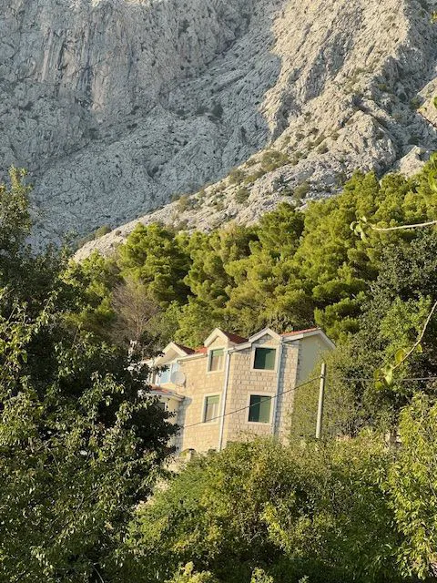 Baška Voda-Bast- kuća sa prekrasnom okućnicom i pogledom na  more