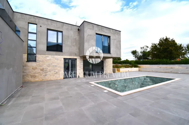 Modern villa with garage and swimming pool – 3