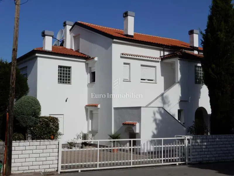 Spaziosa casa con 4 appartamenti - Malinska – 2