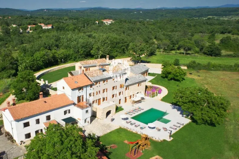 An authentic Istrian estate located on a spacious plot of land – 2