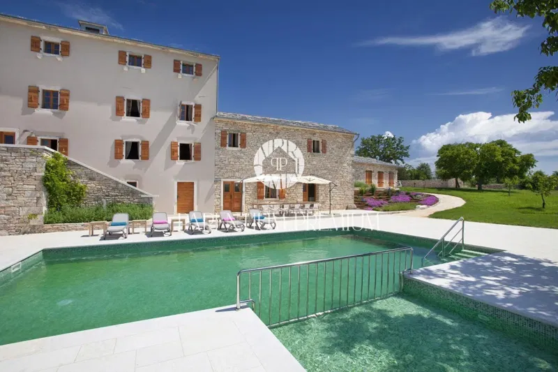 An authentic Istrian estate located on a spacious plot of land – 3