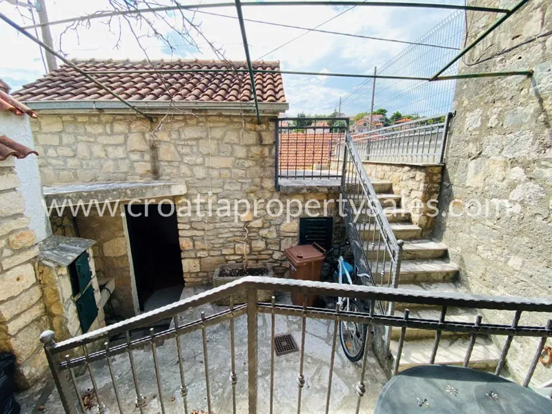 Brac, old stone house for sale, 265.000 € – 2