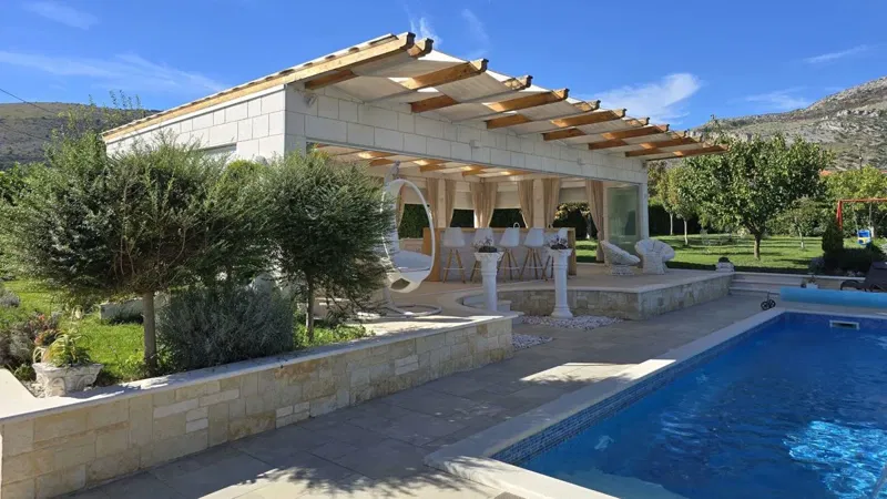 Una bella casa in pietra con un grande giardino e piscina – 2