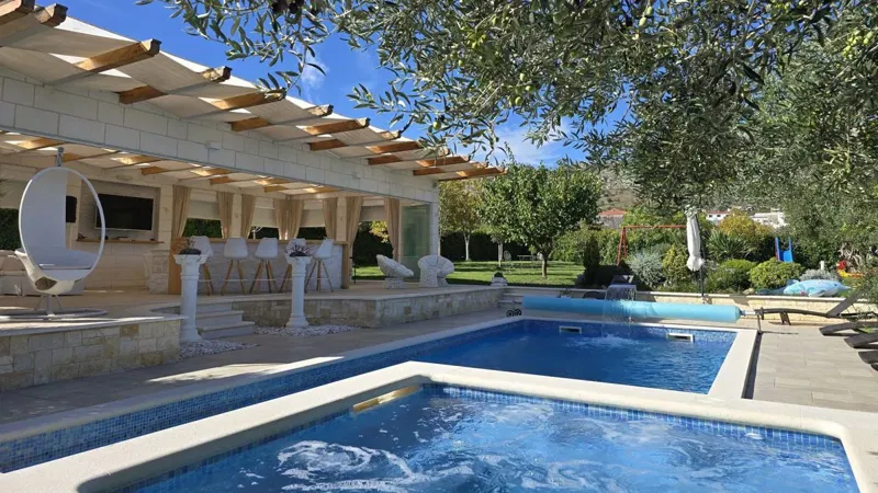 Una bella casa in pietra con un grande giardino e piscina – 3