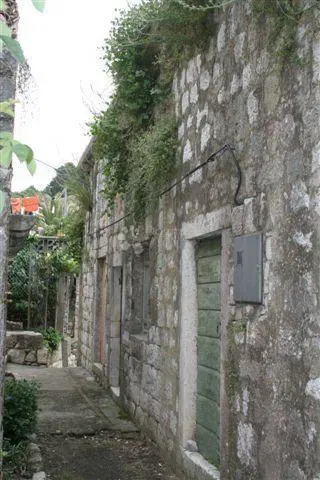 KAMENA KUĆA, LASTOVO – 3