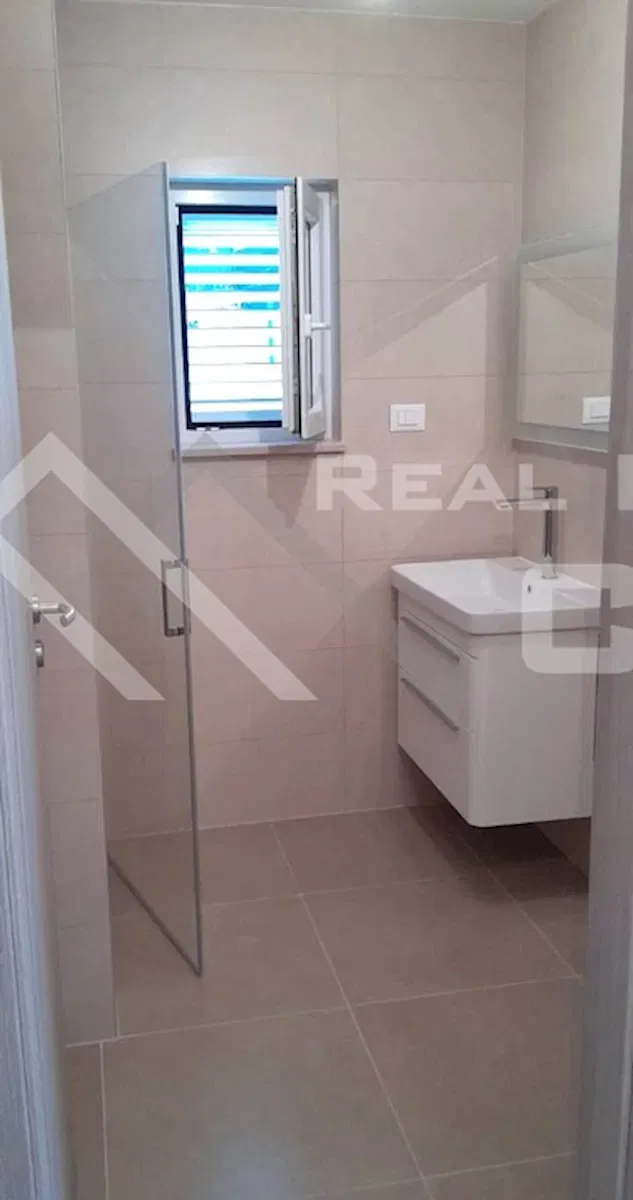 Immobili Čiovo - Casa con piscina in posizione attraente, vicino a una bella spiaggia, in vendita – 2