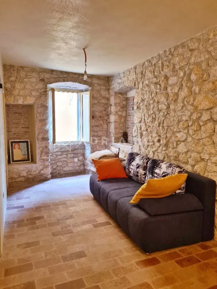 Rovigno, casa ristrutturata con spazio commerciale nel centro storico – 2