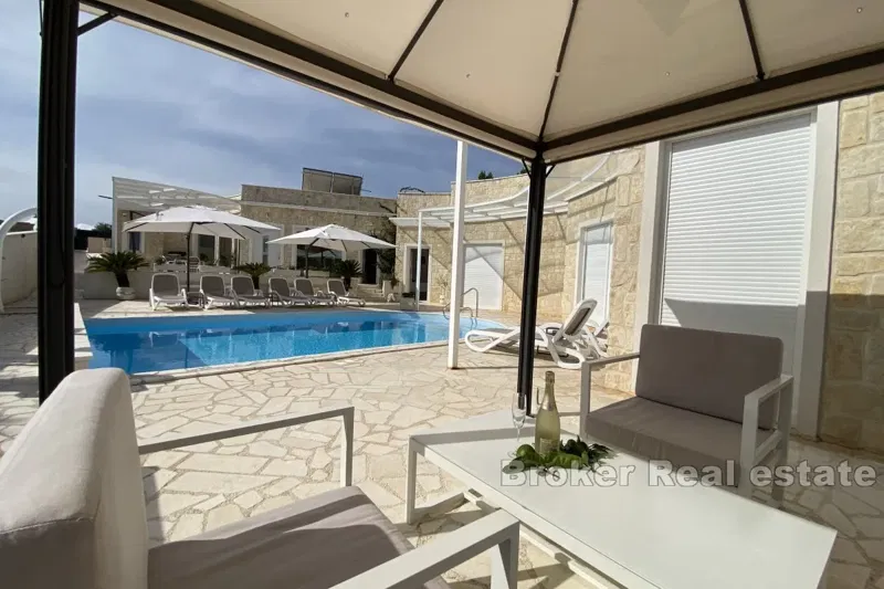 Villa moderna con piscina – 3