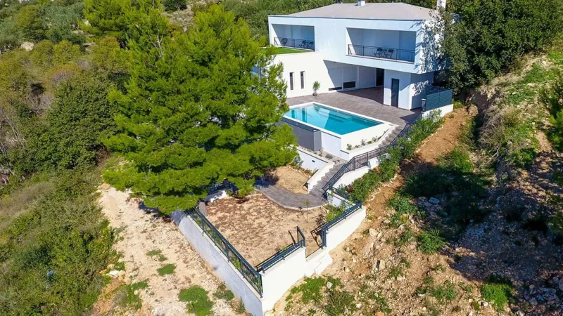 Villa moderna con piscina e vista mare – 3