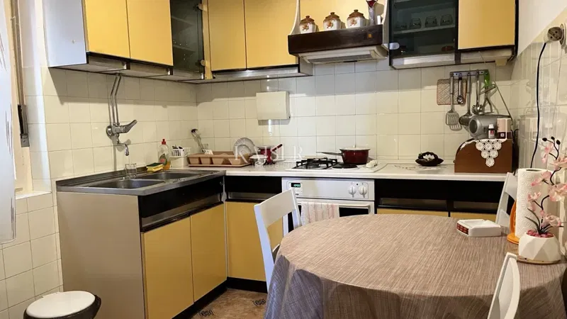 Rijeka, Trsat - house with three apartments, two garages and a view – 3