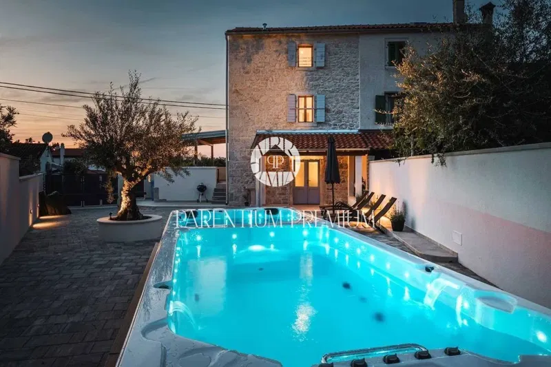 Casa in pietra d'Istria ristrutturata, l'ultima della fila, con vasca idromassaggio – 2